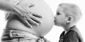Babybauch Shooting und Schwangerschafts Fotografie mit Partner zur Erinnerung an diese besondere Zeit der Weiblichkeit.